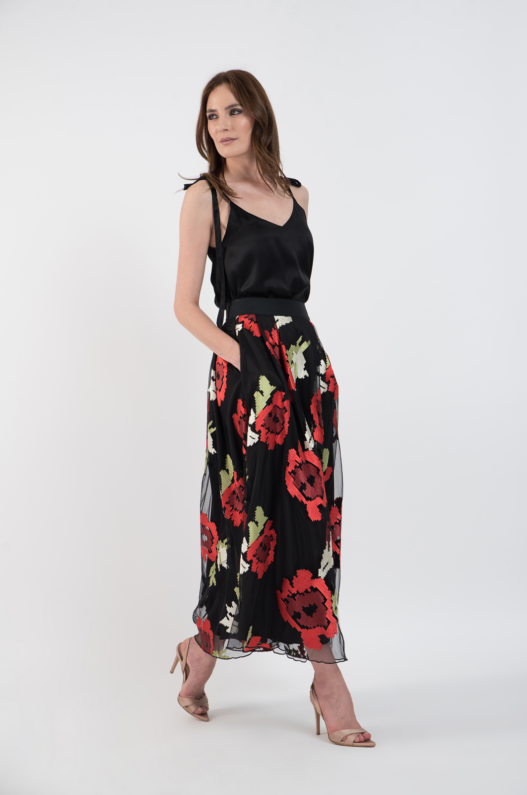 Incarca imaginea in galerie, Fusta midi din tulle negru cu broderie florala