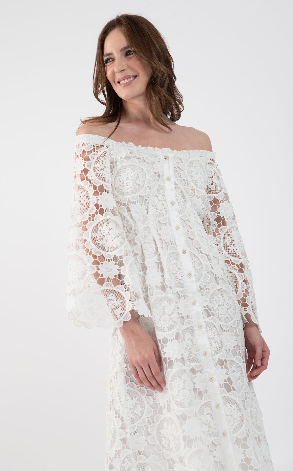 Incarca imaginea in galerie, Rochie midi din dantela florala alba cu umeri decupati