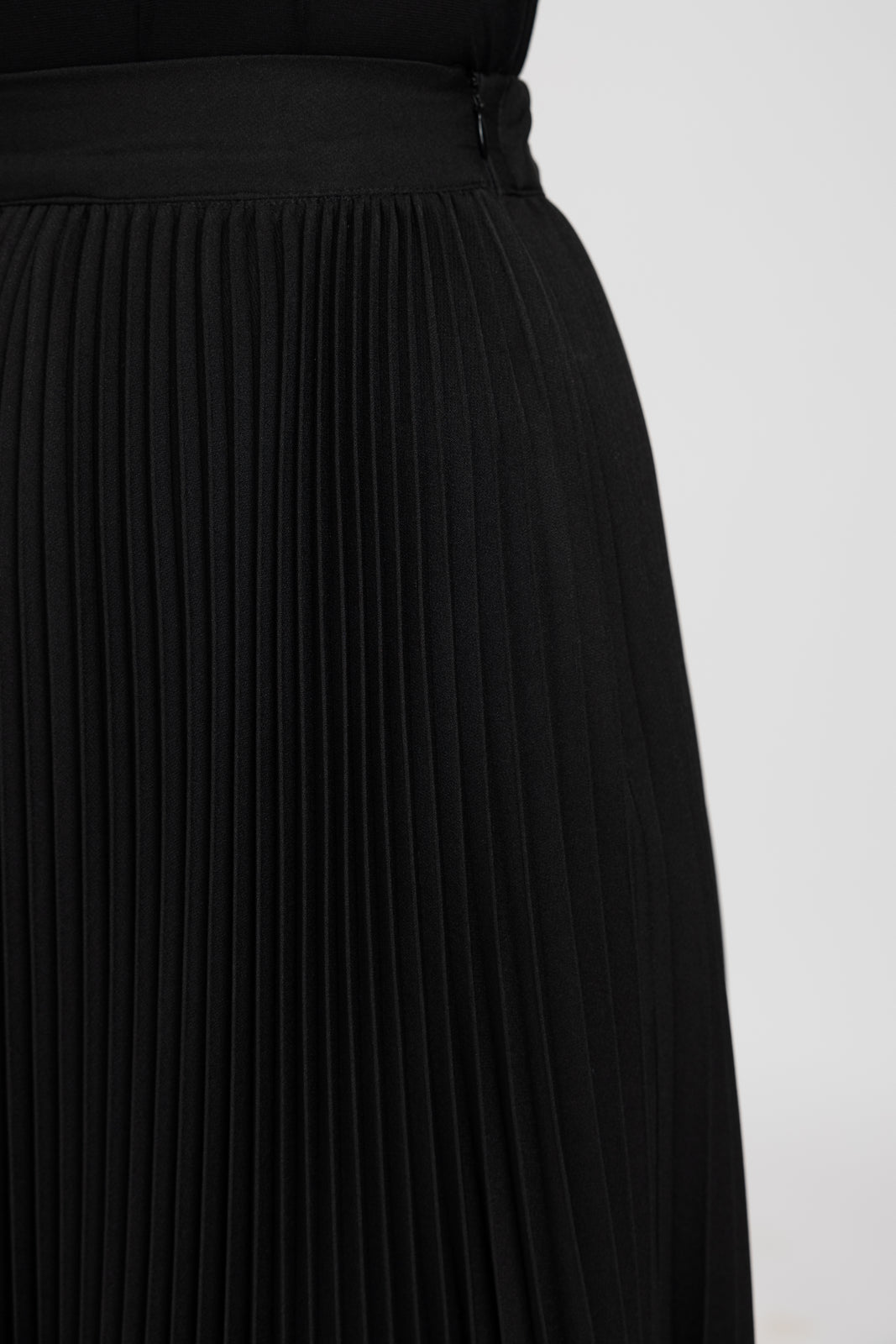 Incarca imaginea in galerie, Fusta midi solata neagra cu fermoar lateral