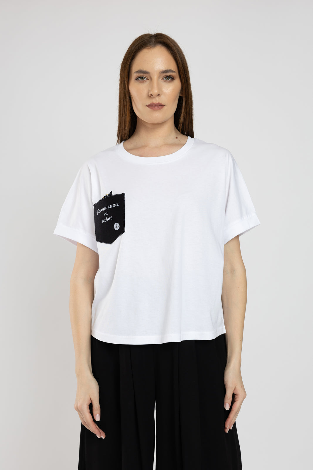 Incarca imaginea in galerie, Tricou alb brodat cu proverb romanesc "Femeia buna face cat o coroana"
