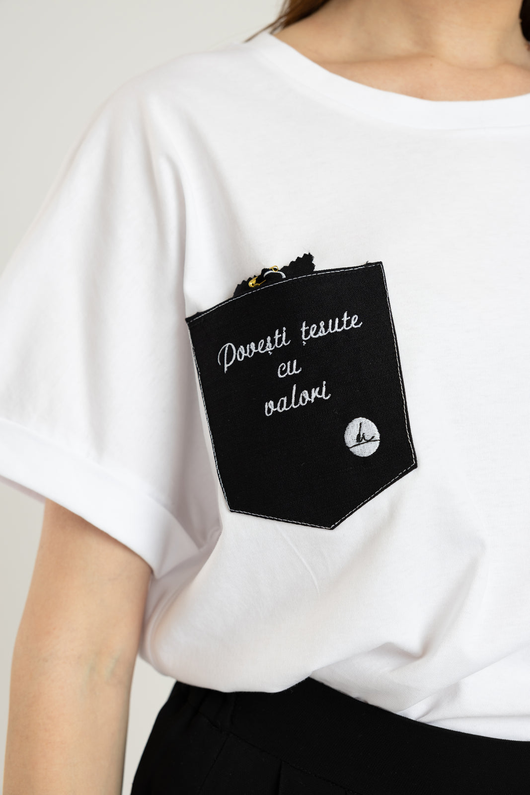 Incarca imaginea in galerie, Tricou alb brodat cu proverb romanesc "Femeia buna face cat o coroana"