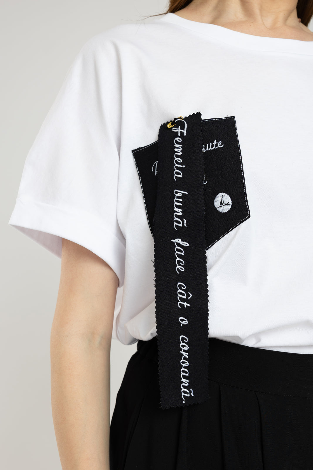 Incarca imaginea in galerie, Tricou alb brodat cu proverb romanesc "Femeia buna face cat o coroana"