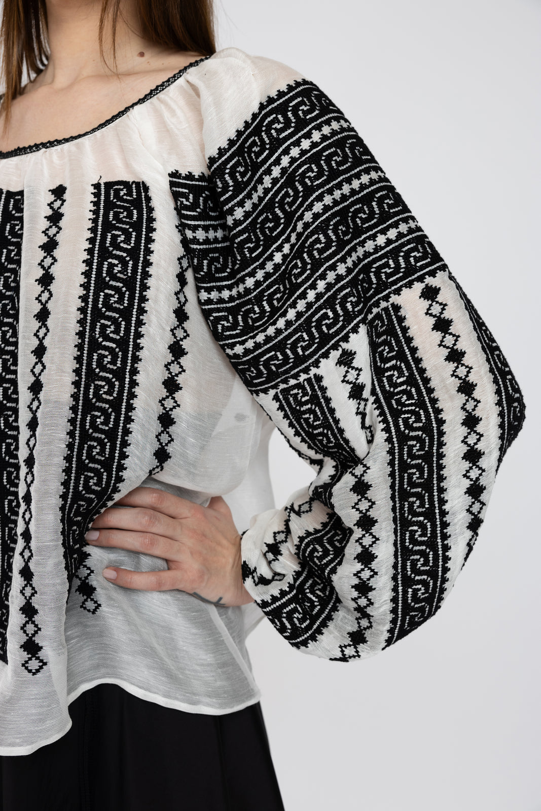 Incarca imaginea in galerie, Bluza tip ie cusuta manual cu ata neagra pe marquisette din matase