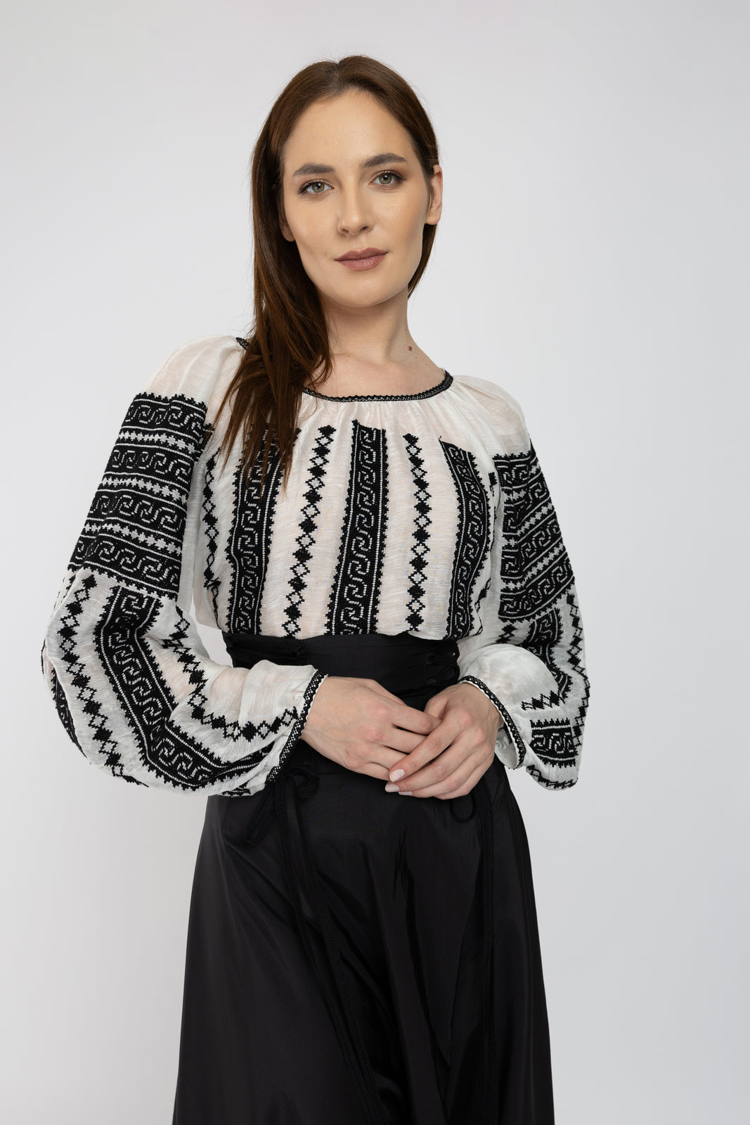 Incarca imaginea in galerie, Bluza tip ie cusuta manual cu ata neagra pe marquisette din matase