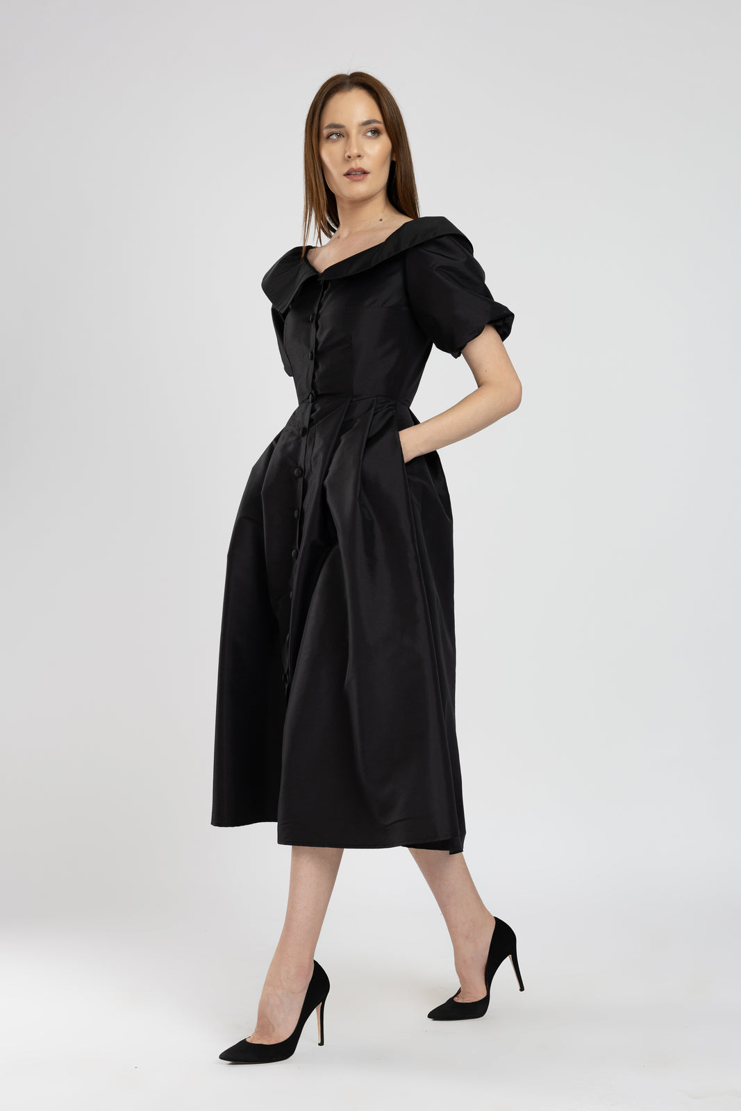 Incarca imaginea in galerie, Rochie eleganta midi din tafta neagra cu umeri decupati