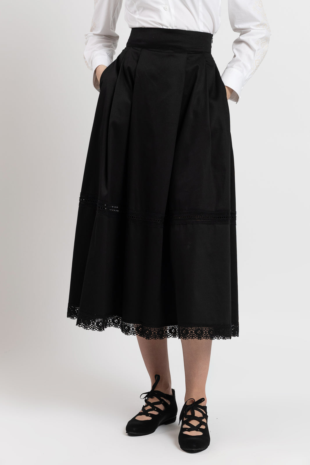 Incarca imaginea in galerie, Fusta midi din bumbac negru cu insertii de macrame