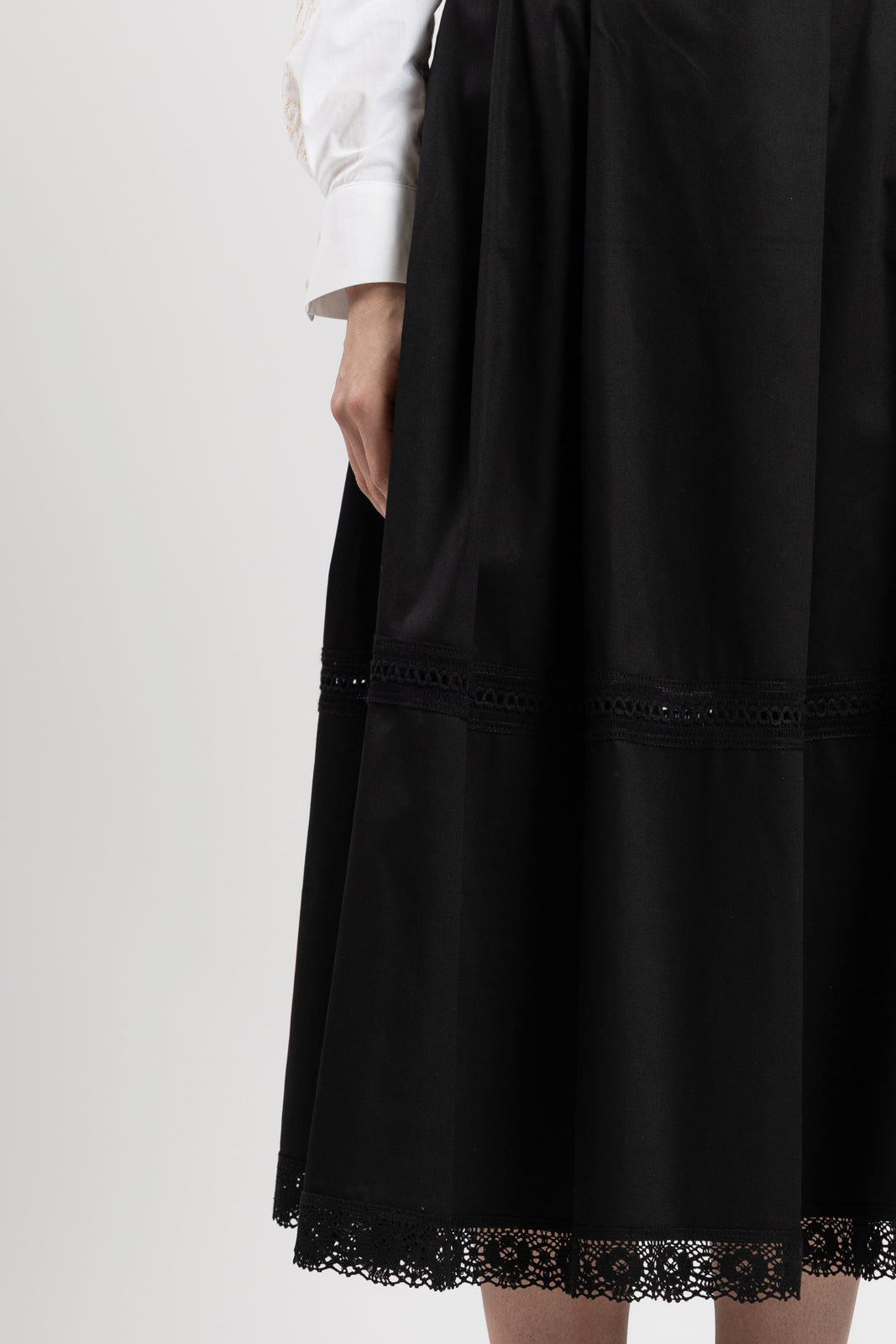 Incarca imaginea in galerie, Fusta midi din bumbac negru cu insertii de macrame