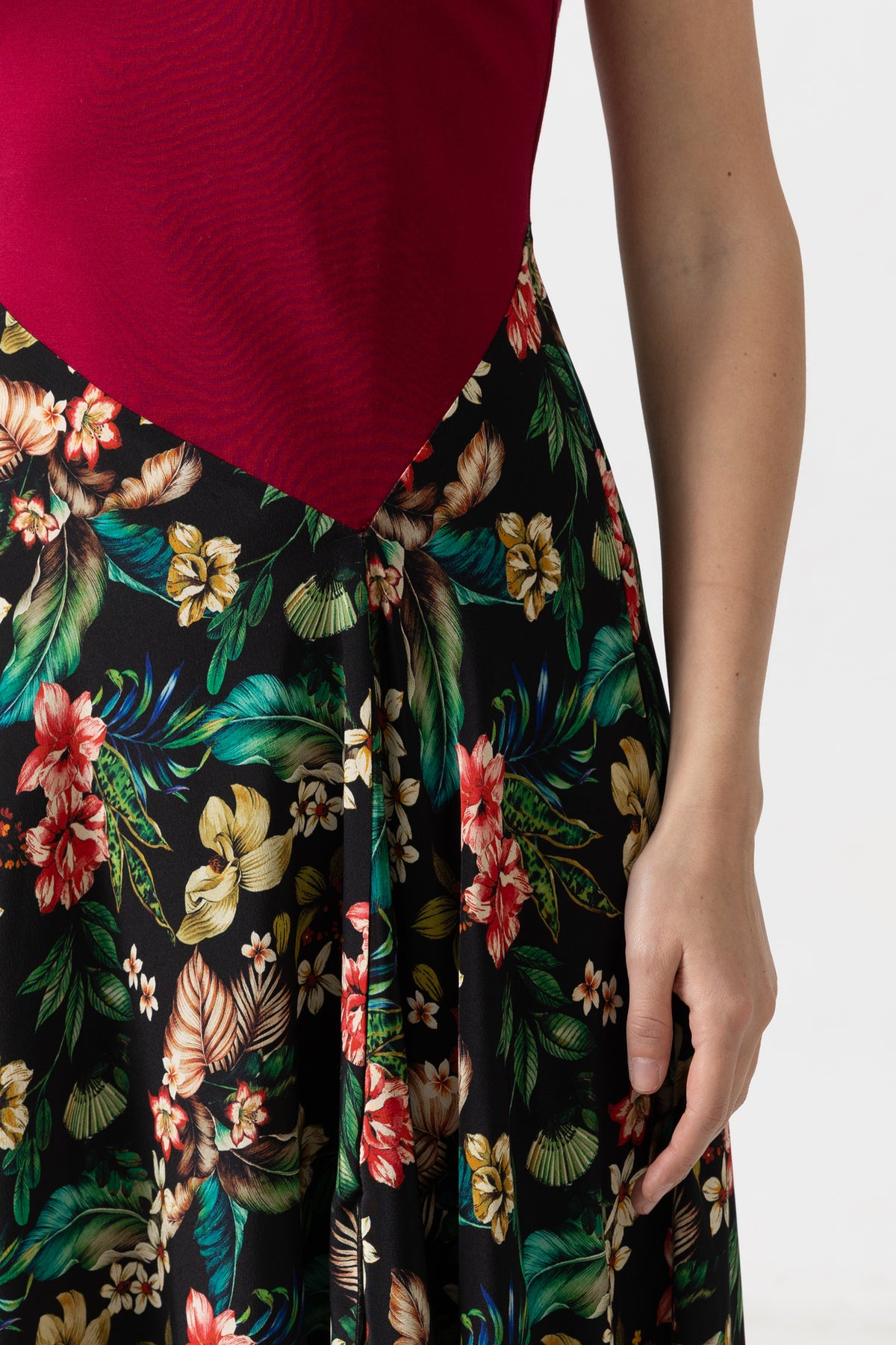 Rochie elegantă midi cu bust din jerse roșu și fustă din mătase florală