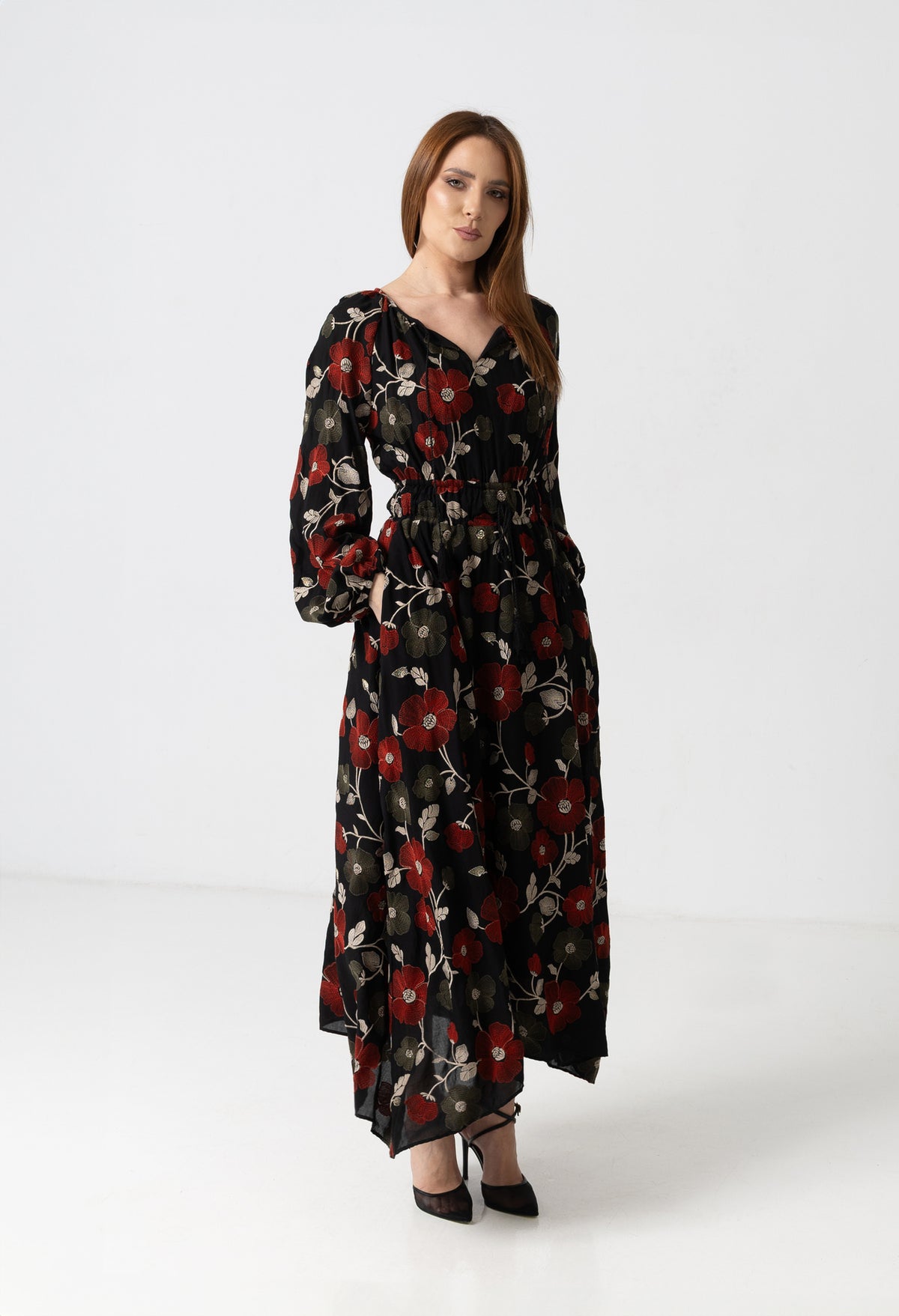 Rochie midi neagră cu imprimeu floral în nuanțe de roșu și crem
