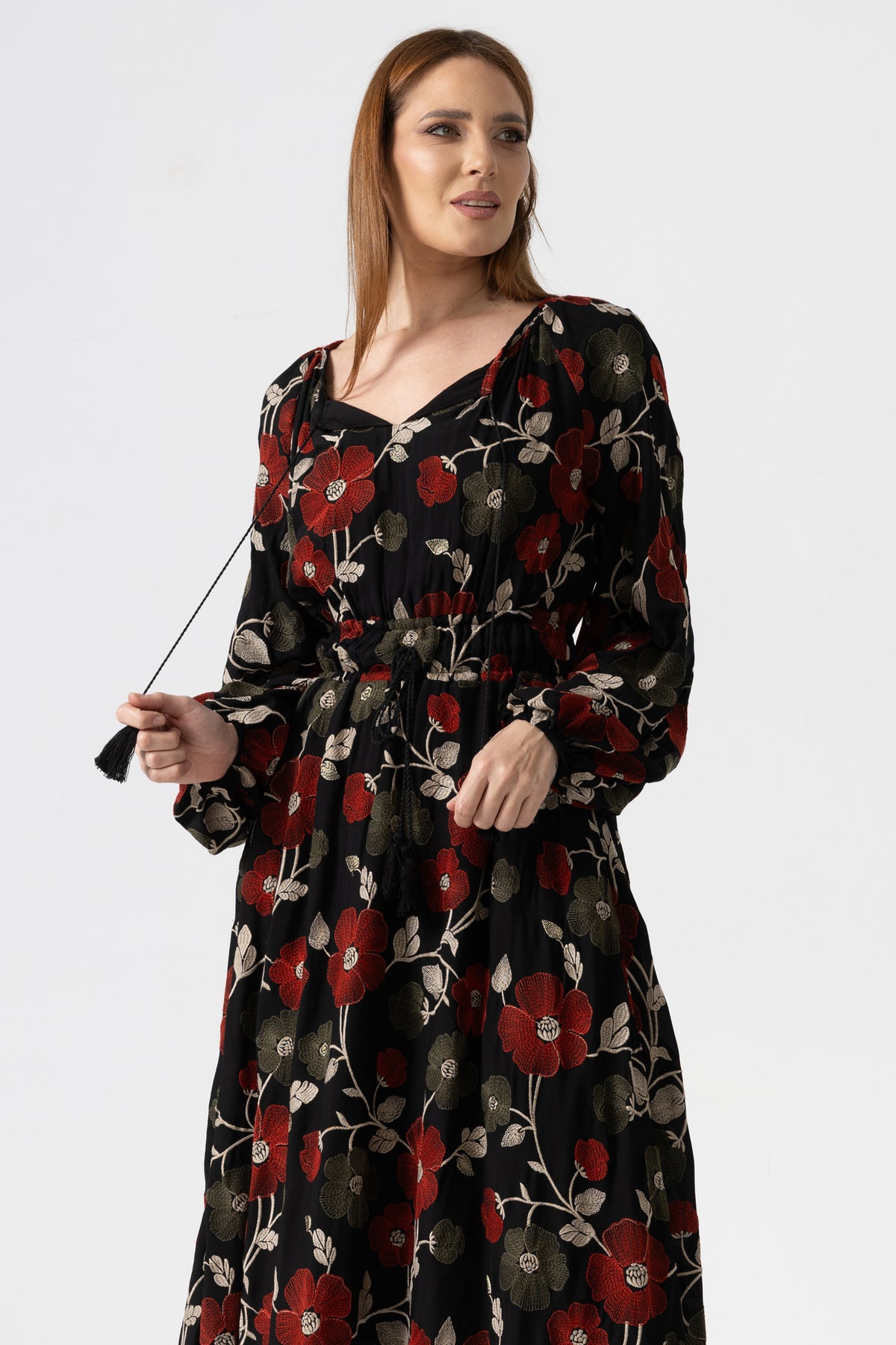 Rochie midi neagră cu imprimeu floral în nuanțe de roșu și crem