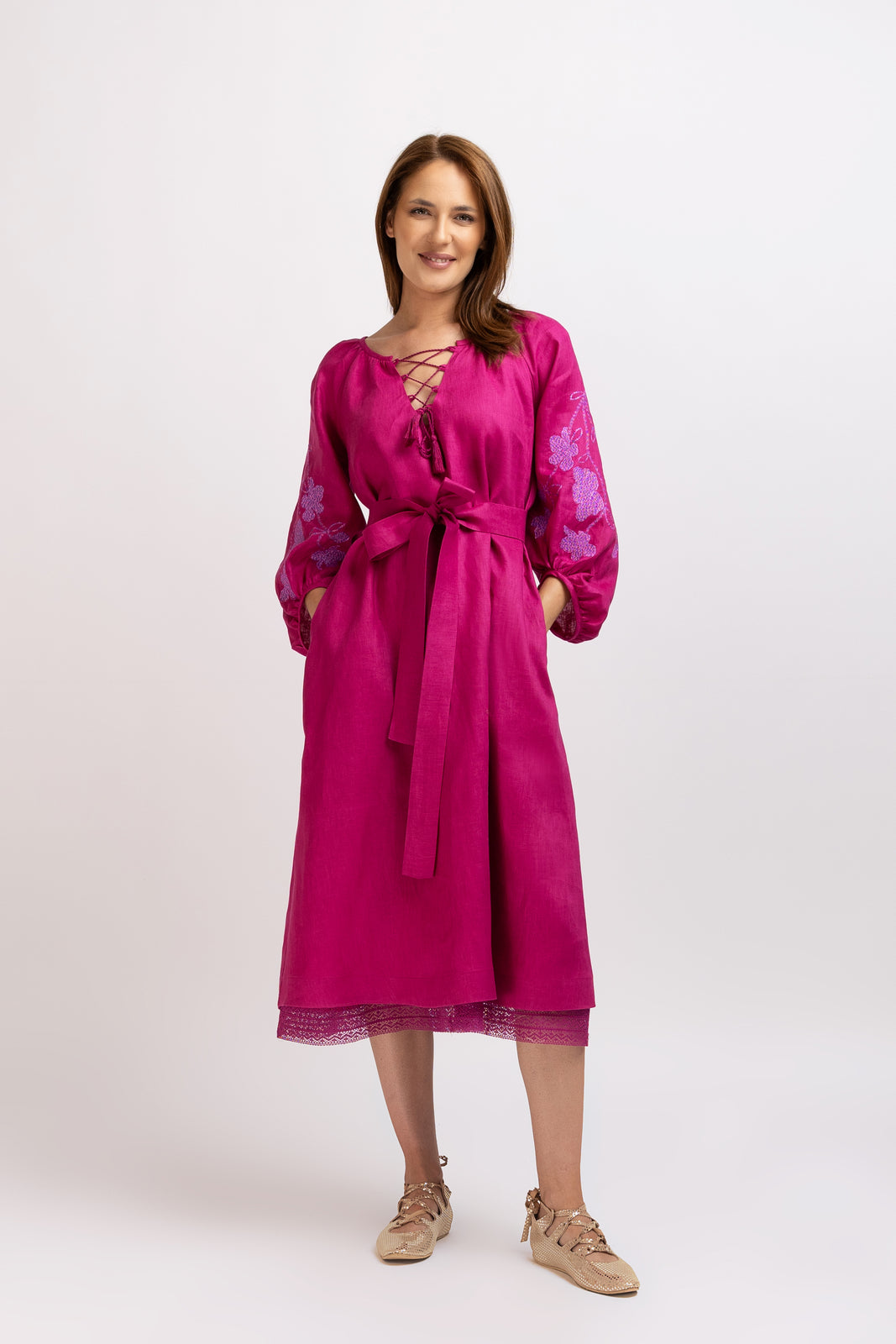 Incarca imaginea in galerie, Rochie tip ie din in fuchsia cu broderie computerizata si finisaj din dantela