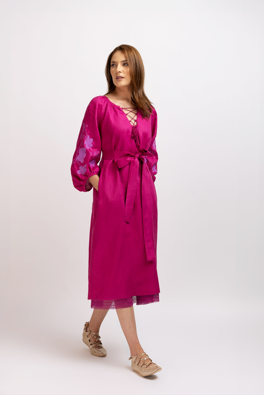 Incarca imaginea in galerie, Rochie tip ie din in fuchsia cu broderie computerizata si finisaj din dantela
