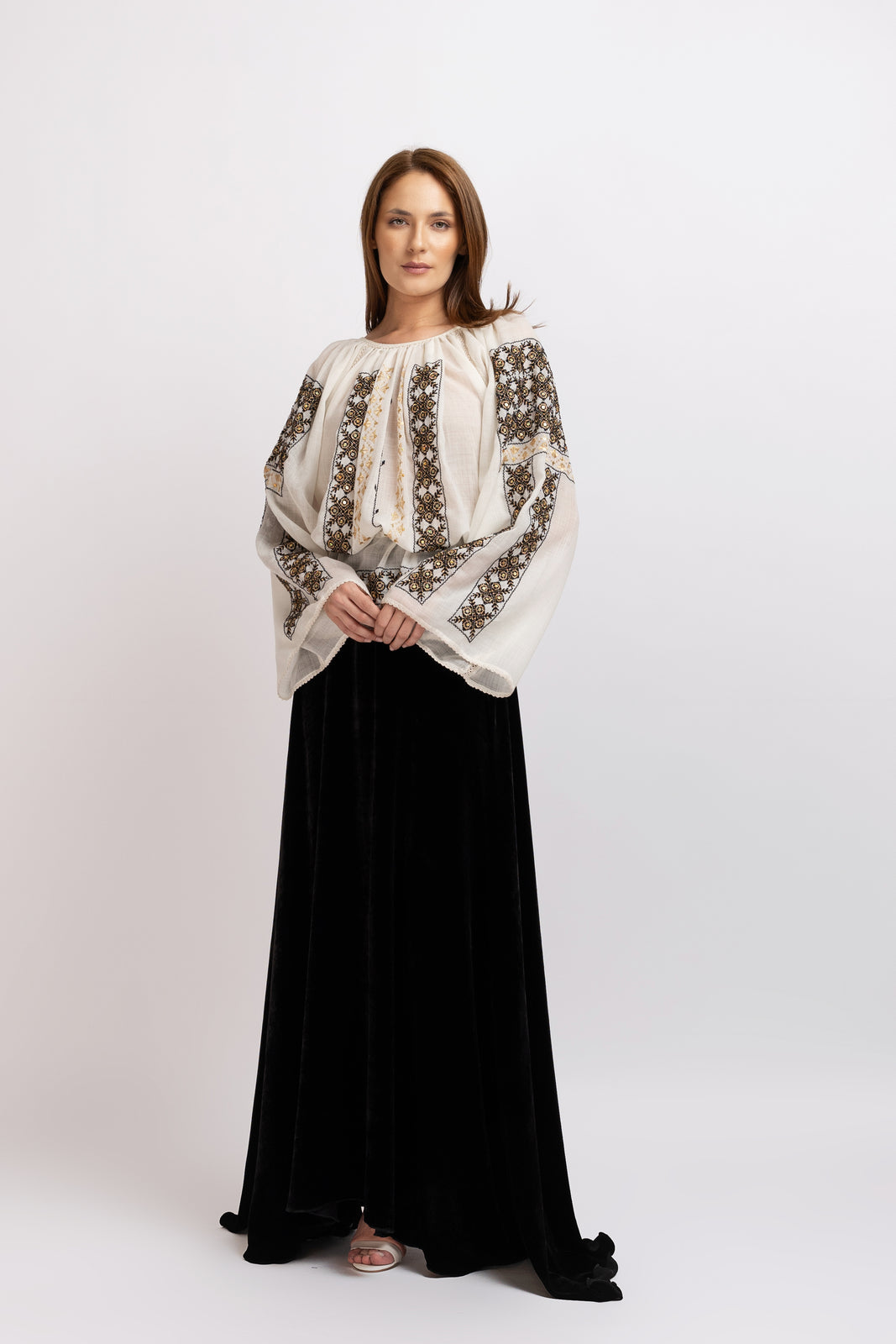 Incarca imaginea in galerie, Bluza tip ie cusuta manual pe lana merin in negru si auriu
