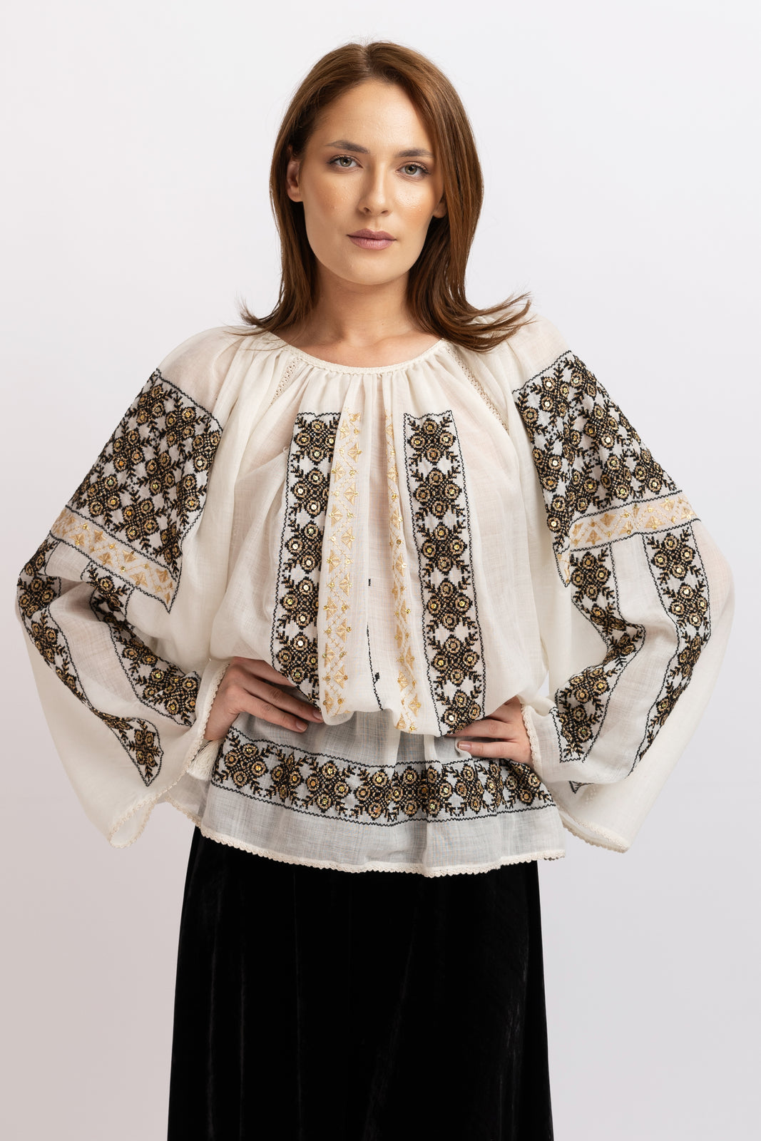 Incarca imaginea in galerie, Bluza tip ie cusuta manual pe lana merin in negru si auriu