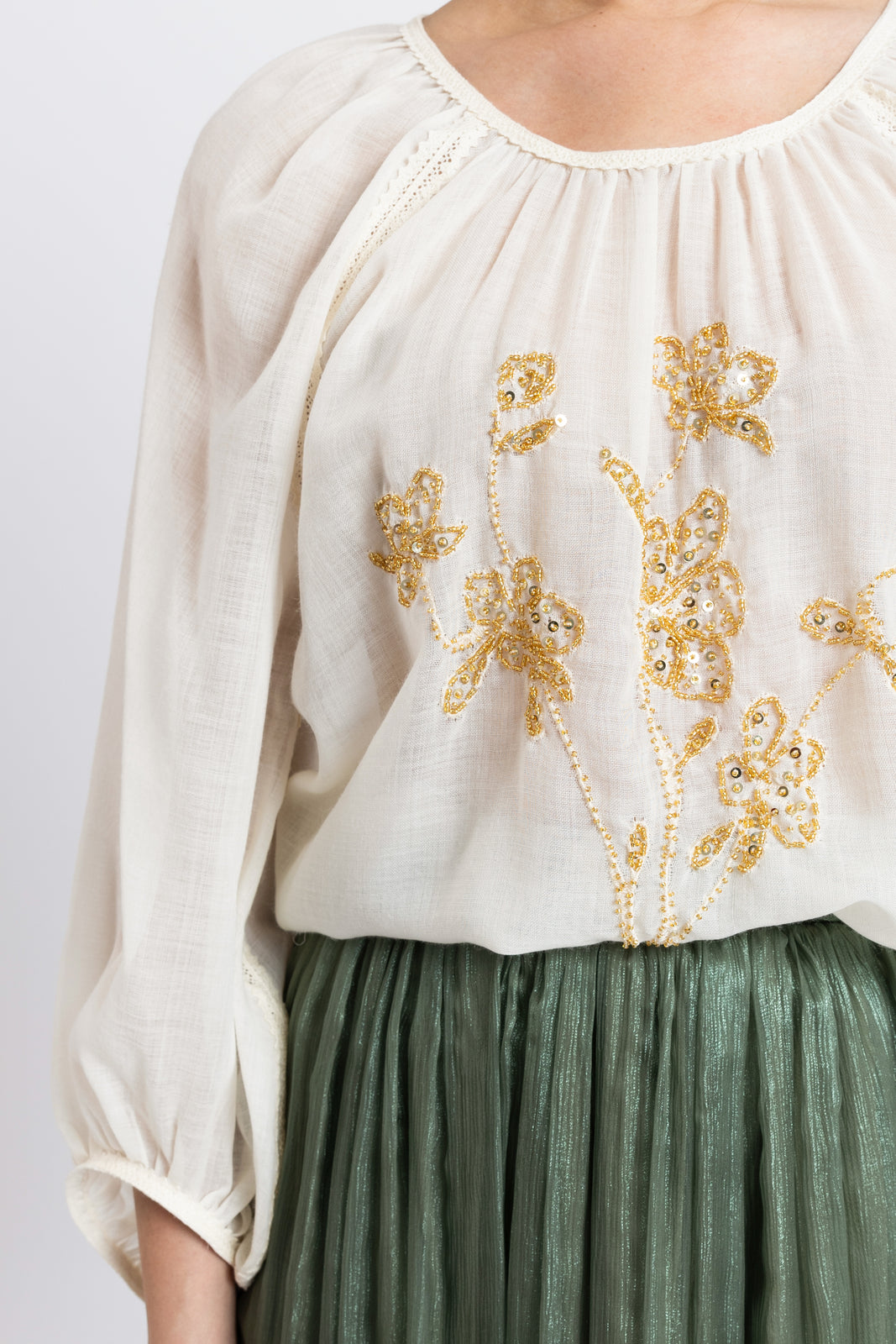Incarca imaginea in galerie, Bluza tip ie din lana merin cu broderie florală manuala