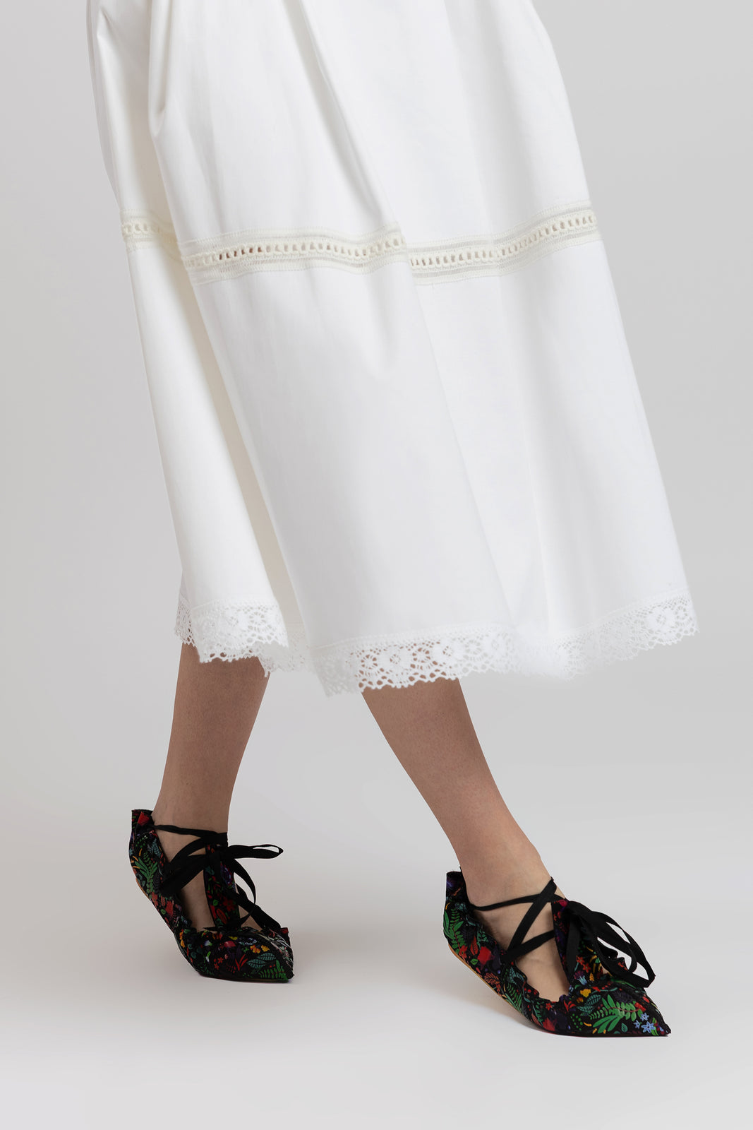 Incarca imaginea in galerie, Fusta midi din bumbac alb cu insertii de macrame