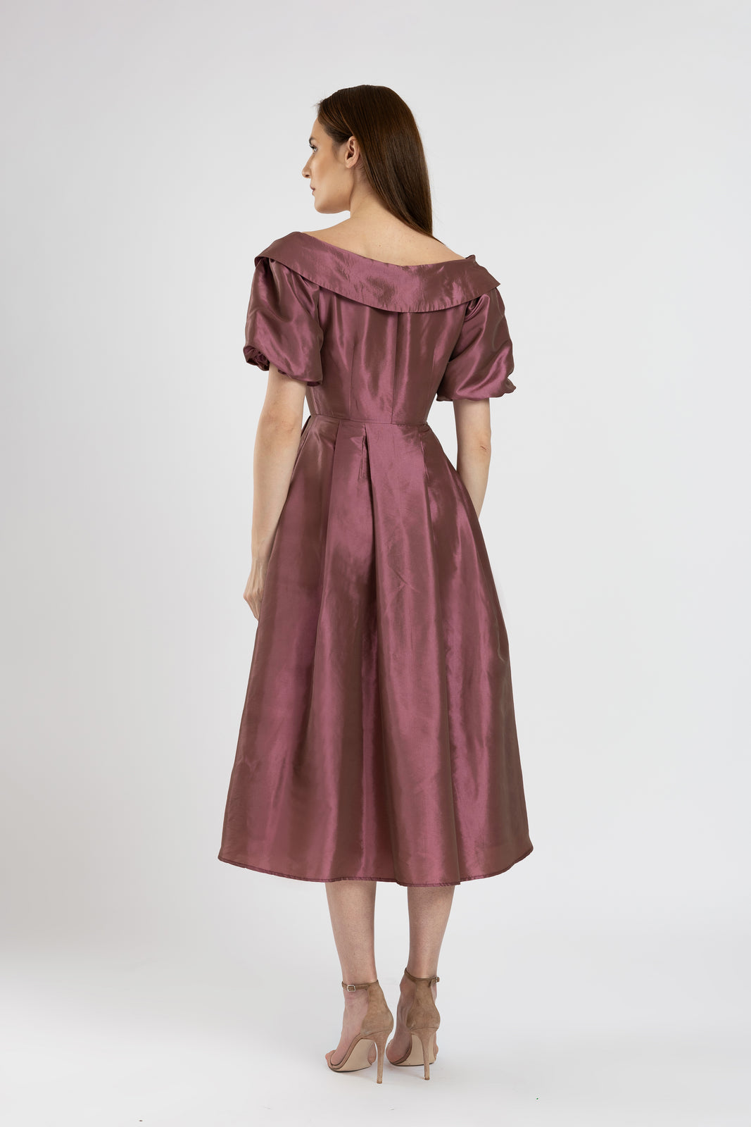 Incarca imaginea in galerie, Rochie eleganta midi din tafta violet cu umeri decupati
