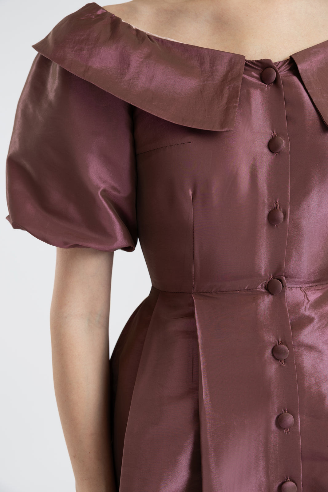 Incarca imaginea in galerie, Rochie eleganta midi din tafta violet cu umeri decupati