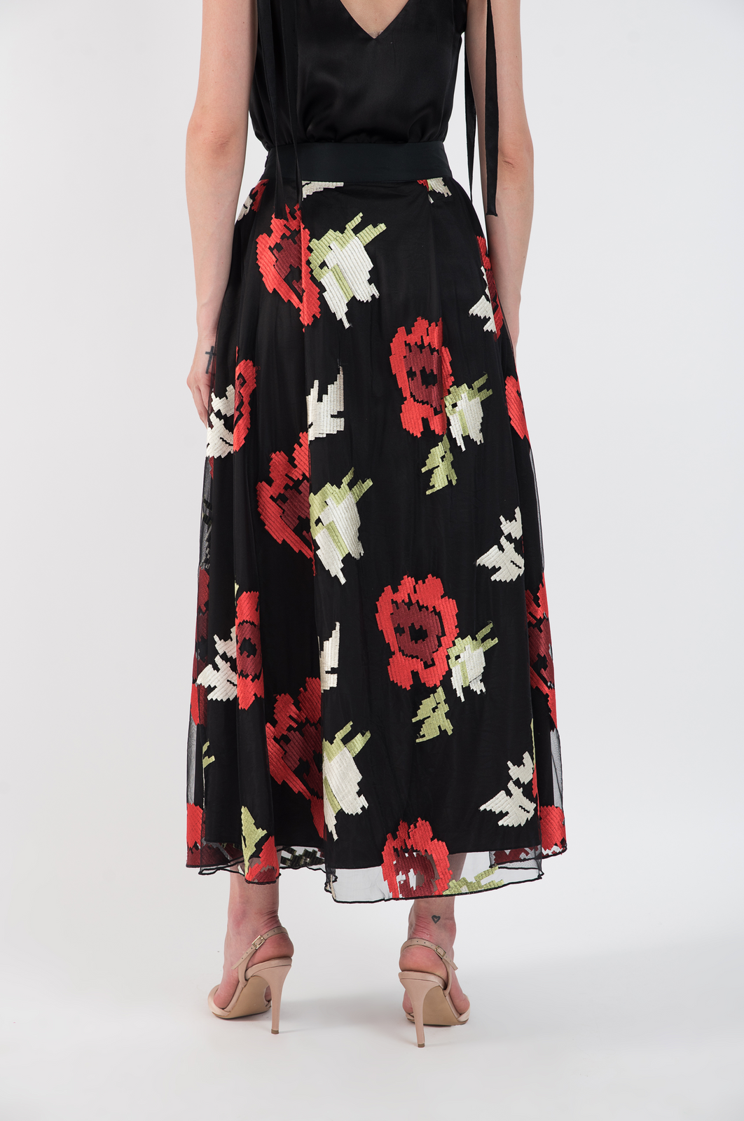 Incarca imaginea in galerie, Fusta midi din tulle negru cu broderie florala