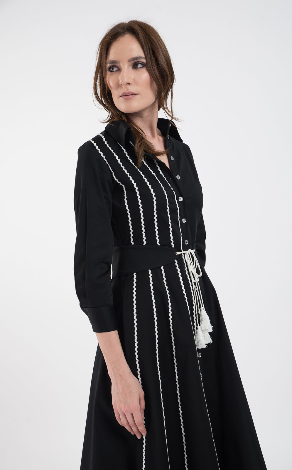 Incarca imaginea in galerie, Rochie camasa din bumbac negru cu aplicatii macrame albe