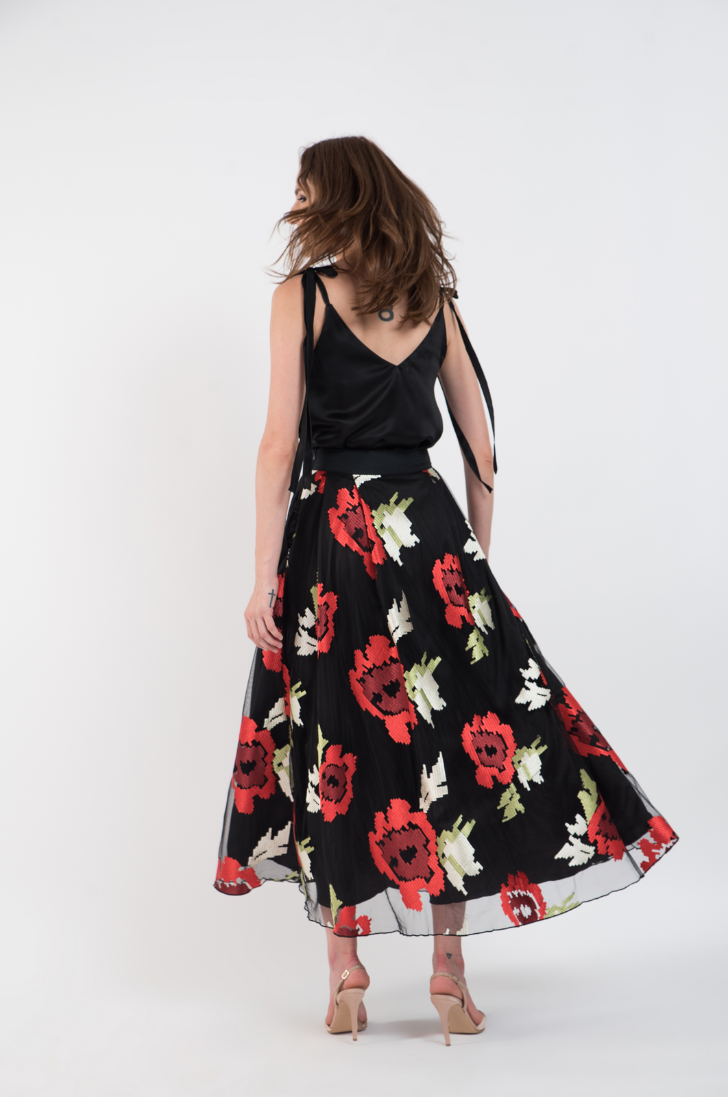 Incarca imaginea in galerie, Fusta midi din tulle negru cu broderie florala