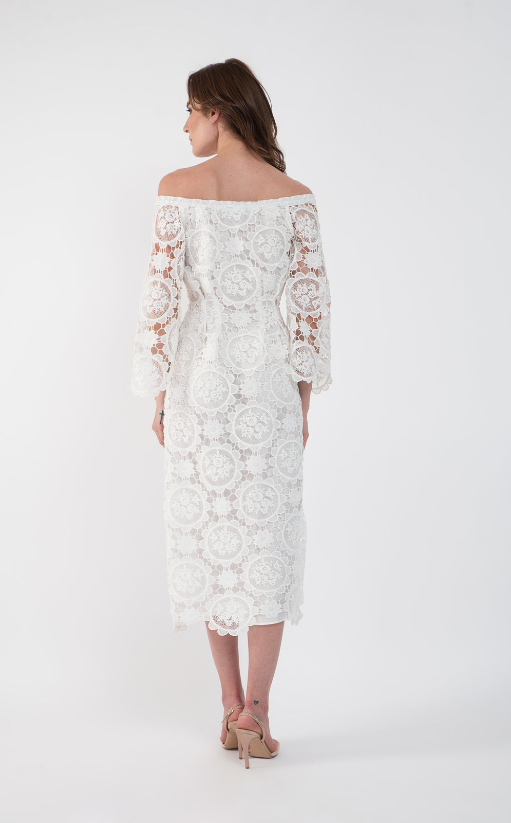 Incarca imaginea in galerie, Rochie midi din dantela florala alba cu umeri decupati