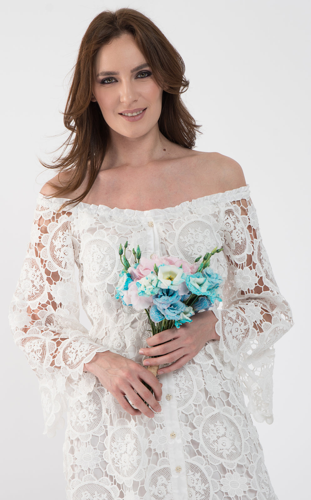 Incarca imaginea in galerie, Rochie midi din dantela florala alba cu umeri decupati