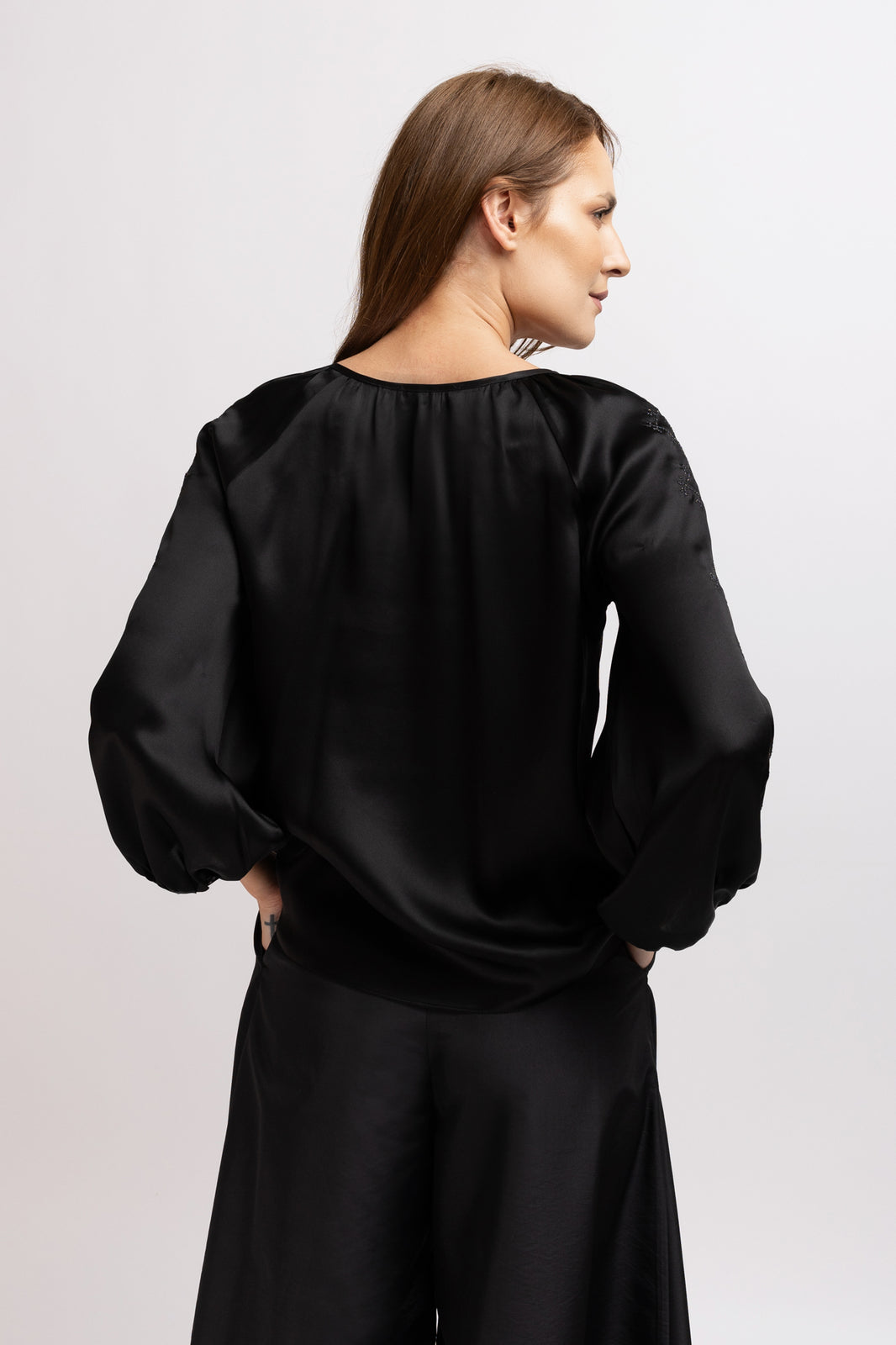 Incarca imaginea in galerie, Bluza neagra din matase cu broderie computerizata pe maneci