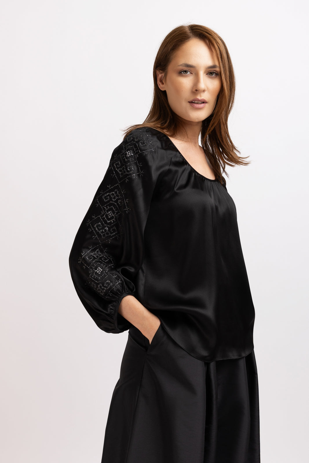 Incarca imaginea in galerie, Bluza neagra din matase cu broderie computerizata pe maneci
