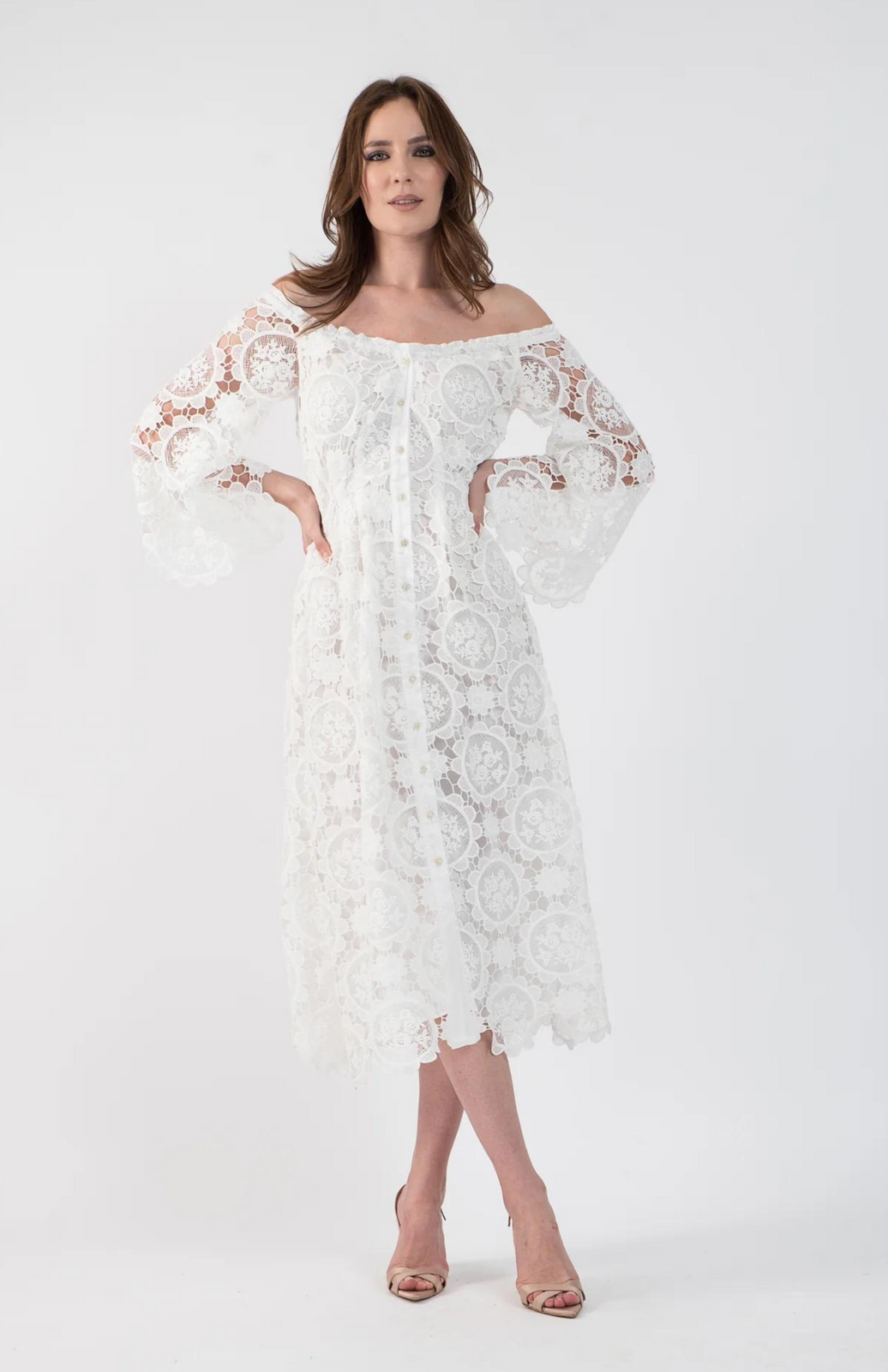 Incarca imaginea in galerie, Rochie midi din dantela florala alba cu umeri decupati