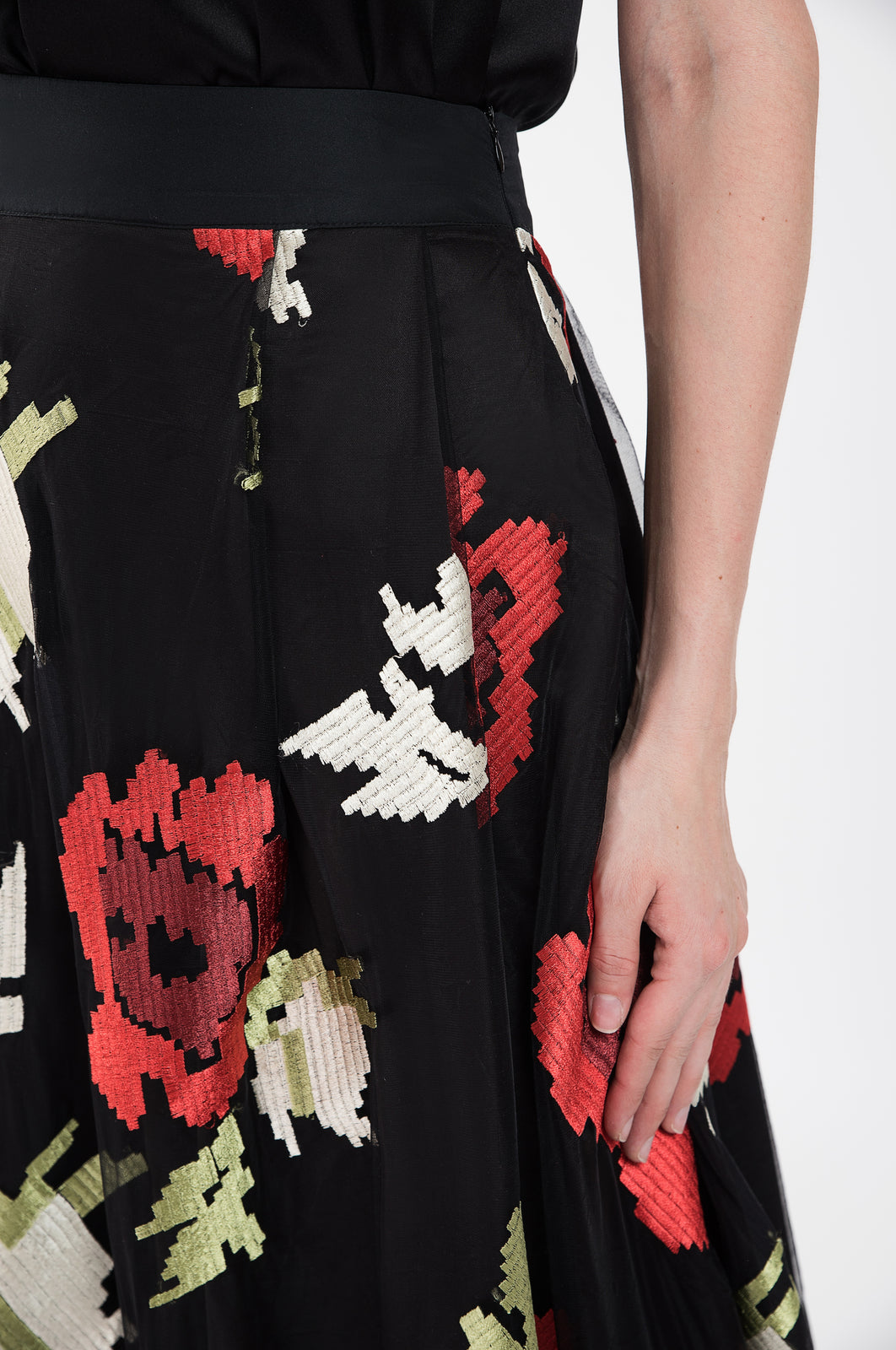 Incarca imaginea in galerie, Fusta midi din tulle negru cu broderie florala