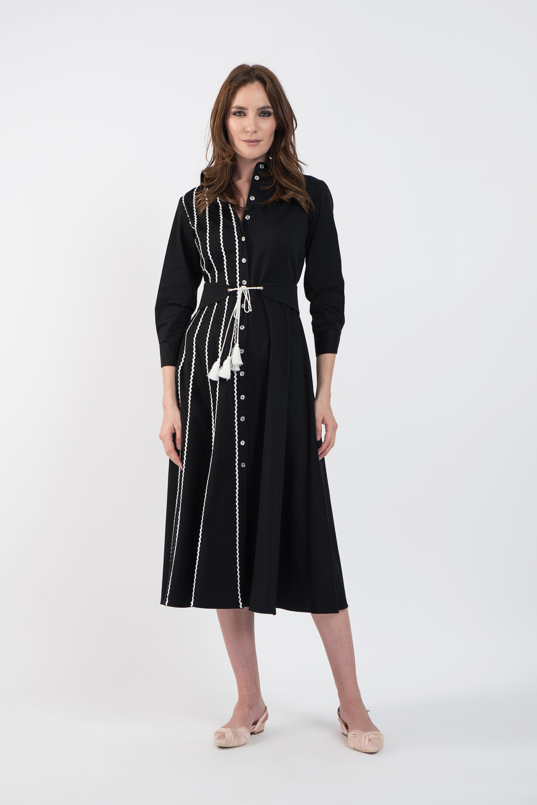 Incarca imaginea in galerie, Rochie camasa din bumbac negru cu aplicatii macrame albe