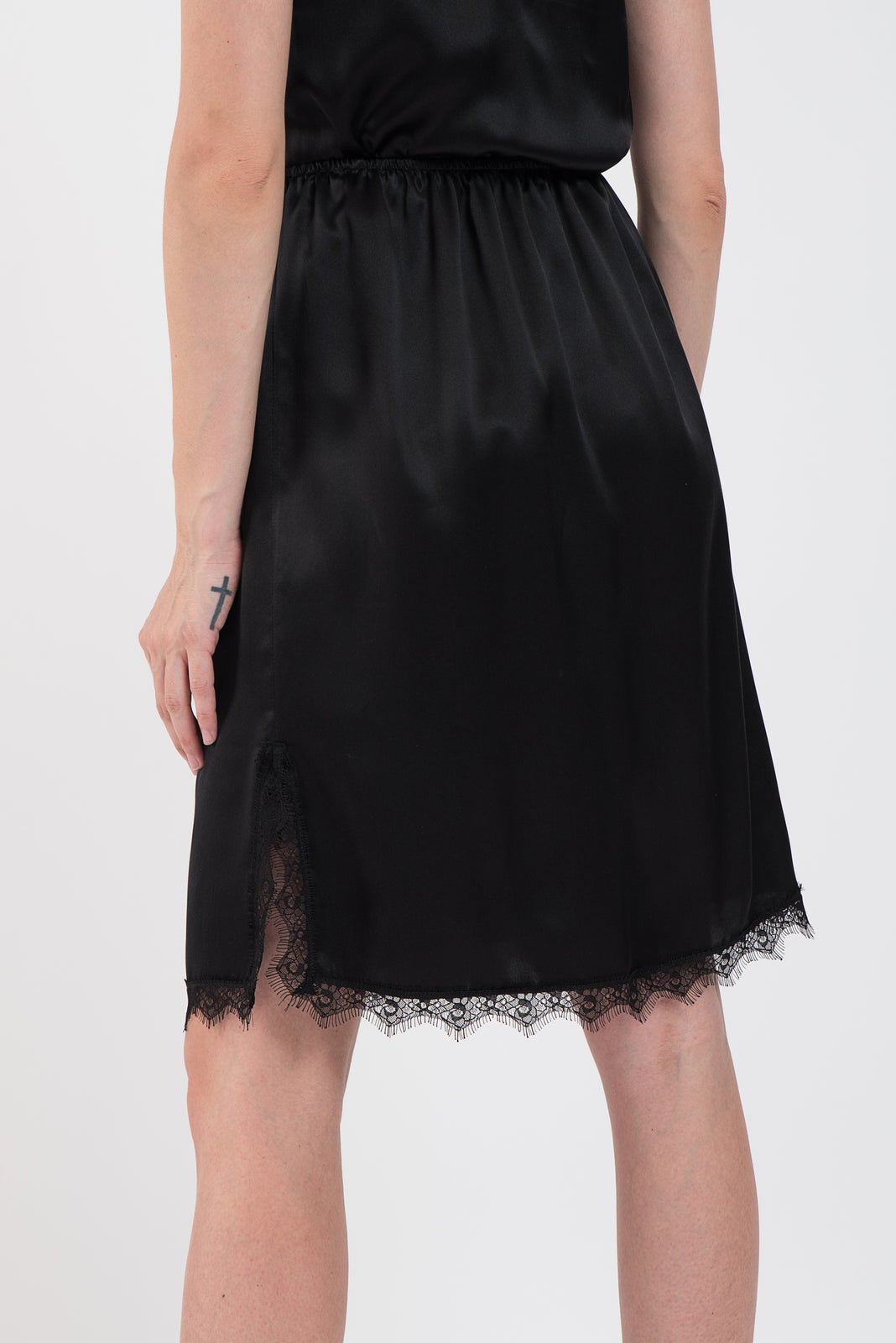 Incarca imaginea in galerie, Jupa neagra scurta din matase naturala si dantela chantily