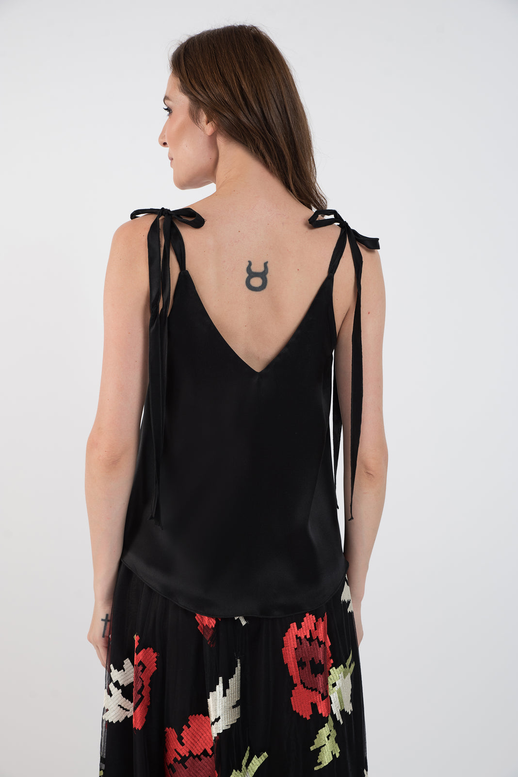 Incarca imaginea in galerie, Top negru din matase naturala cu bretele ajustabile
