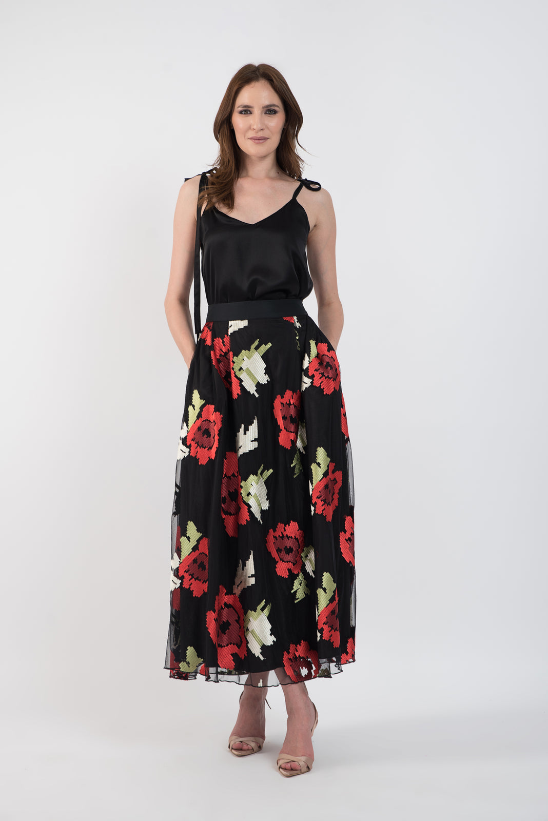 Incarca imaginea in galerie, Fusta midi din tulle negru cu broderie florala