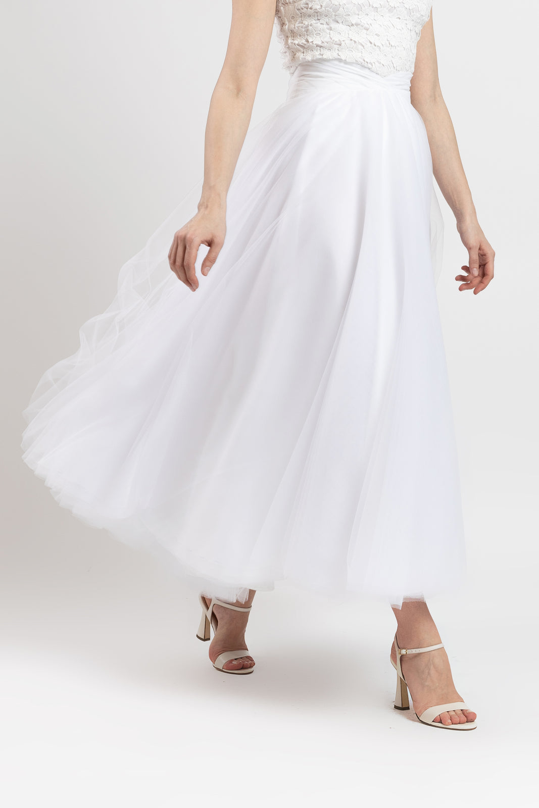 Incarca imaginea in galerie, Fusta midi din tulle alb