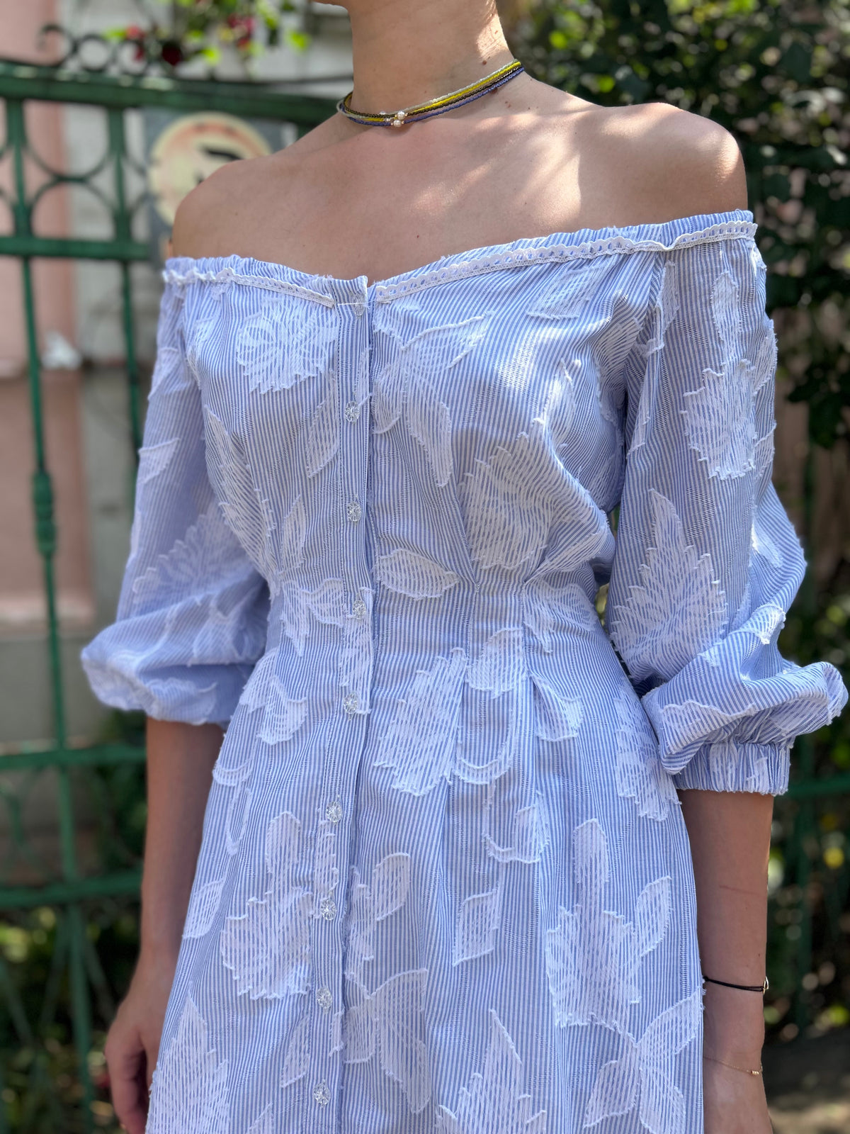Incarca imaginea in galerie, Rochie midi cu umeri decupati din voal de bumbac in dungi alb-bleu
