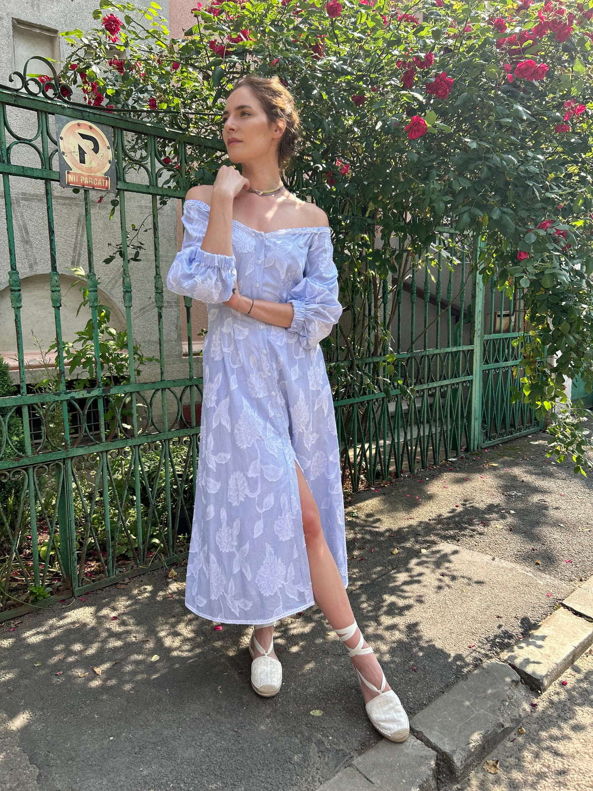 Incarca imaginea in galerie, Rochie midi cu umeri decupati din voal de bumbac in dungi alb-bleu