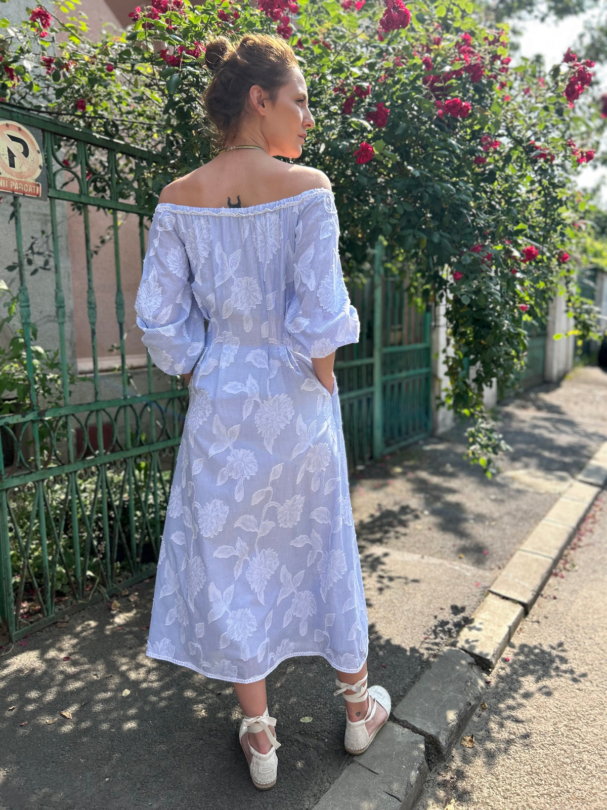 Incarca imaginea in galerie, Rochie midi cu umeri decupati din voal de bumbac in dungi alb-bleu