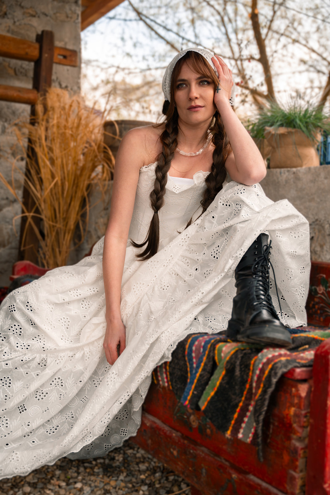 Incarca imaginea in galerie, Rochie alba cu corset si fusta ampla din bumbac cu broderie sparta