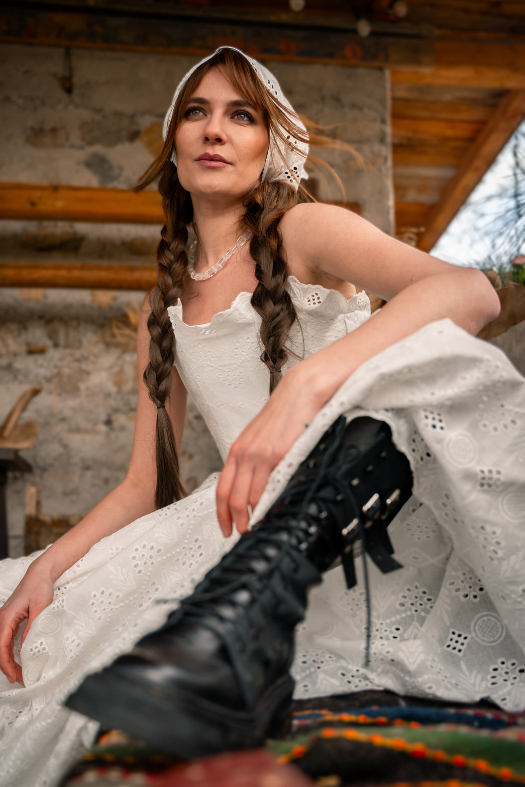 Incarca imaginea in galerie, Rochie alba cu corset si fusta ampla din bumbac cu broderie sparta