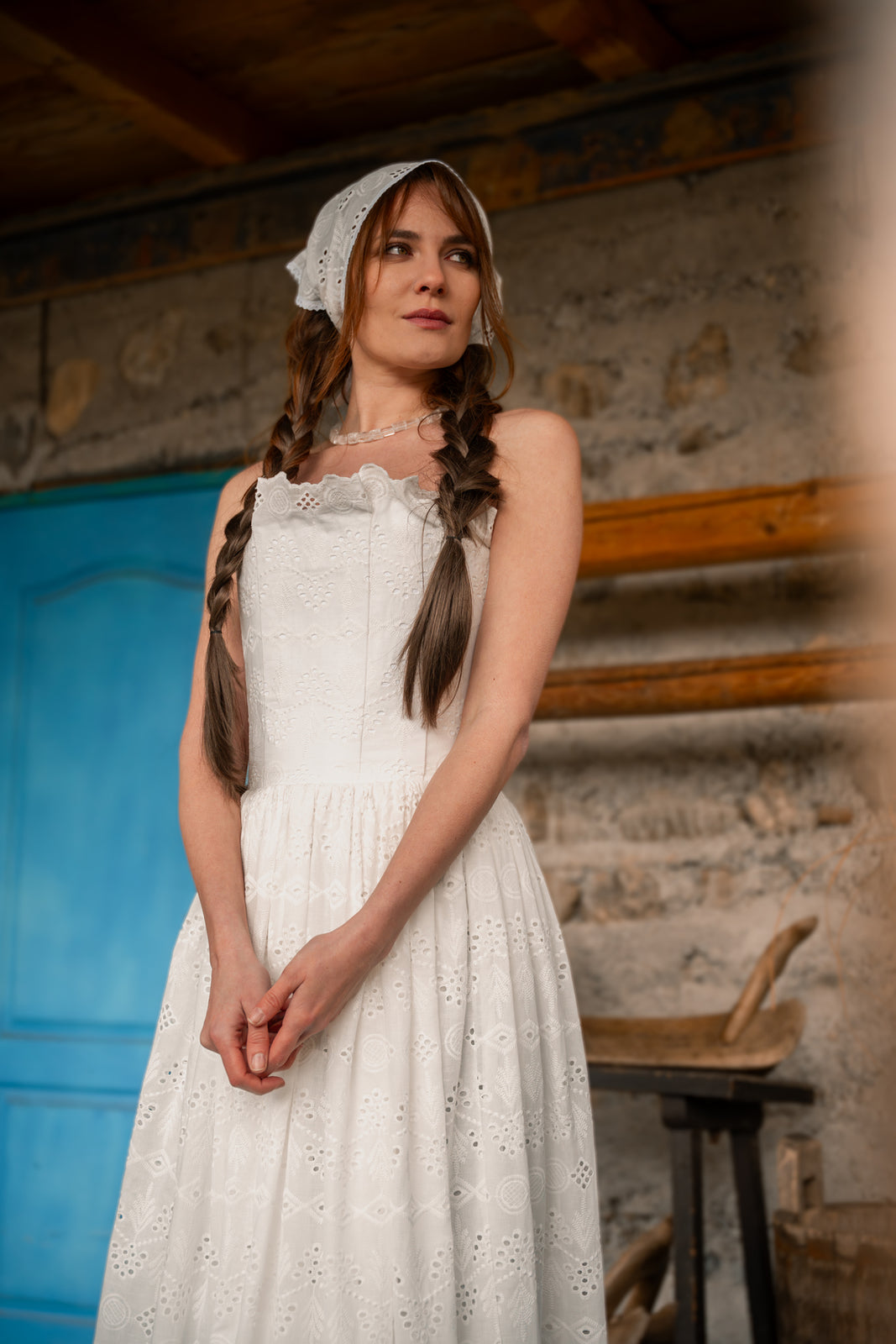 Incarca imaginea in galerie, Rochie alba cu corset si fusta ampla din bumbac cu broderie sparta