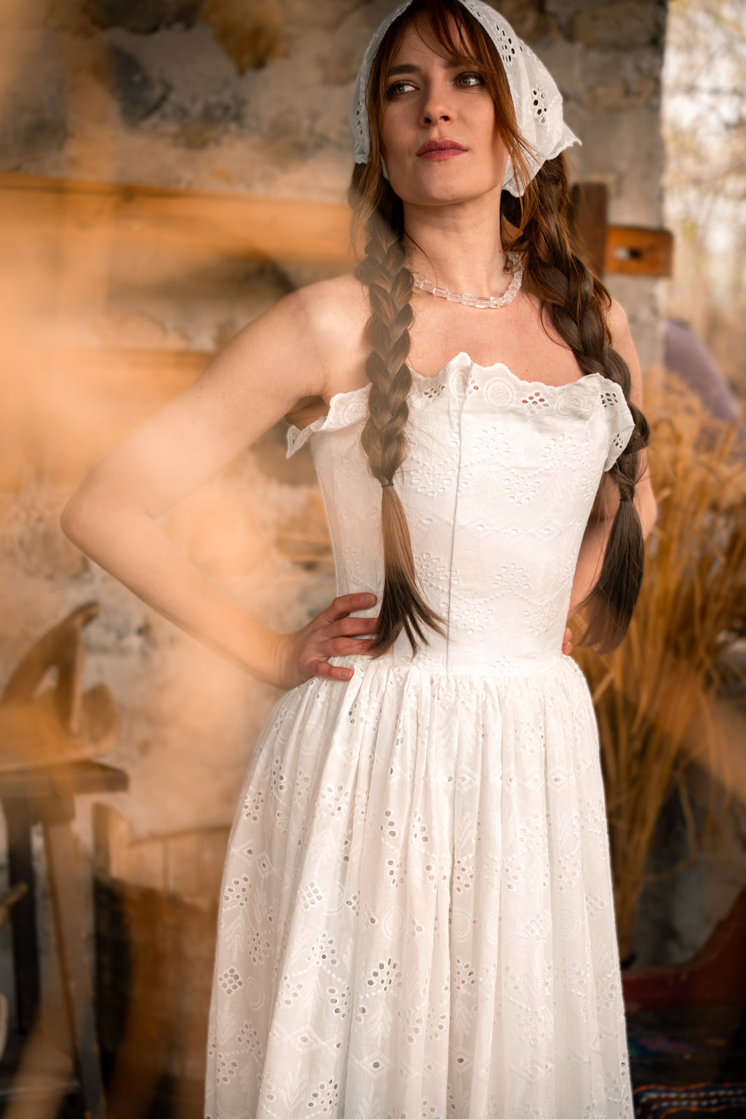 Incarca imaginea in galerie, Rochie alba cu corset si fusta ampla din bumbac cu broderie sparta