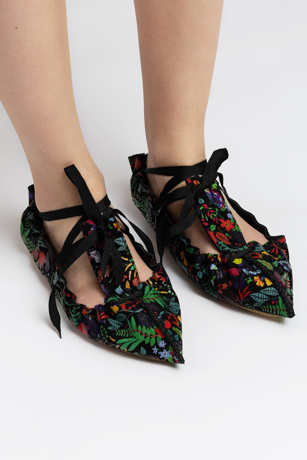 Incarca imaginea in galerie, Opinci din piele intoarsa neagra cu imprimeu floral