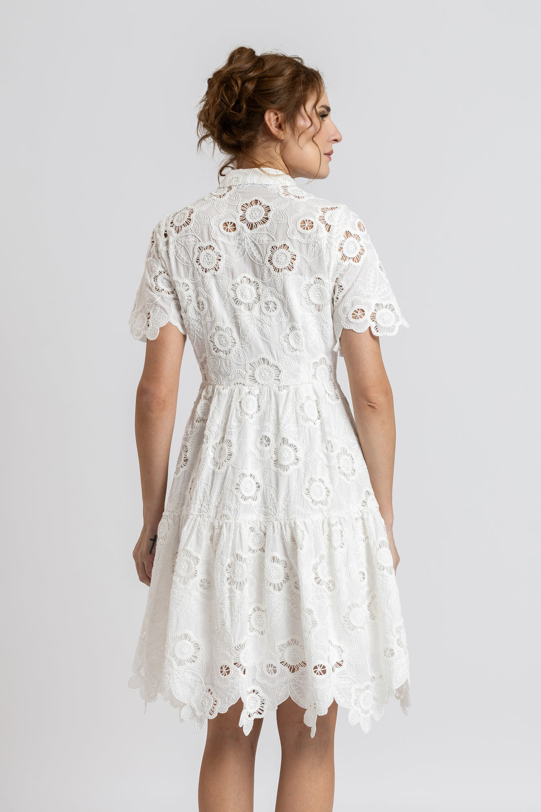 Incarca imaginea in galerie, Rochie scurtă din bumbac cu broderie în relief