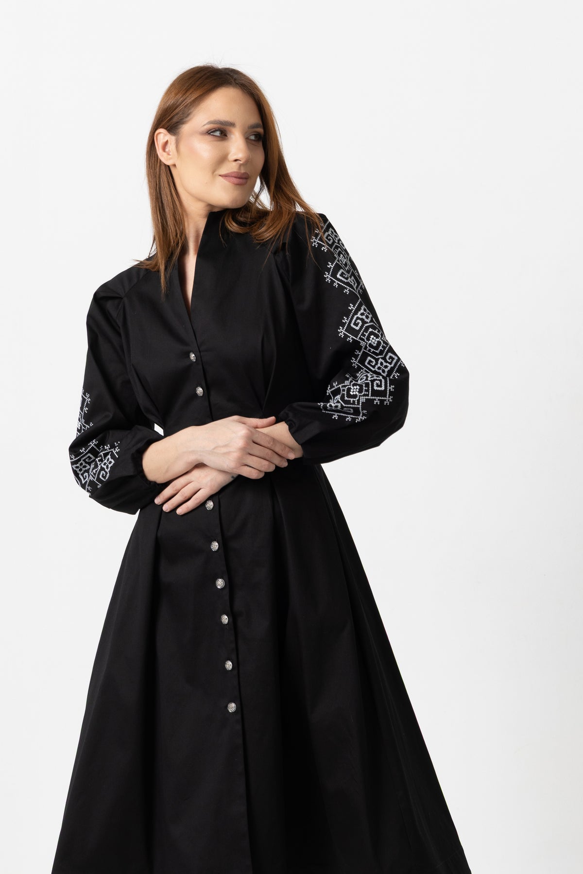 Rochie camasa tip tunica neagra cu broderie computerizata si maneci bufante