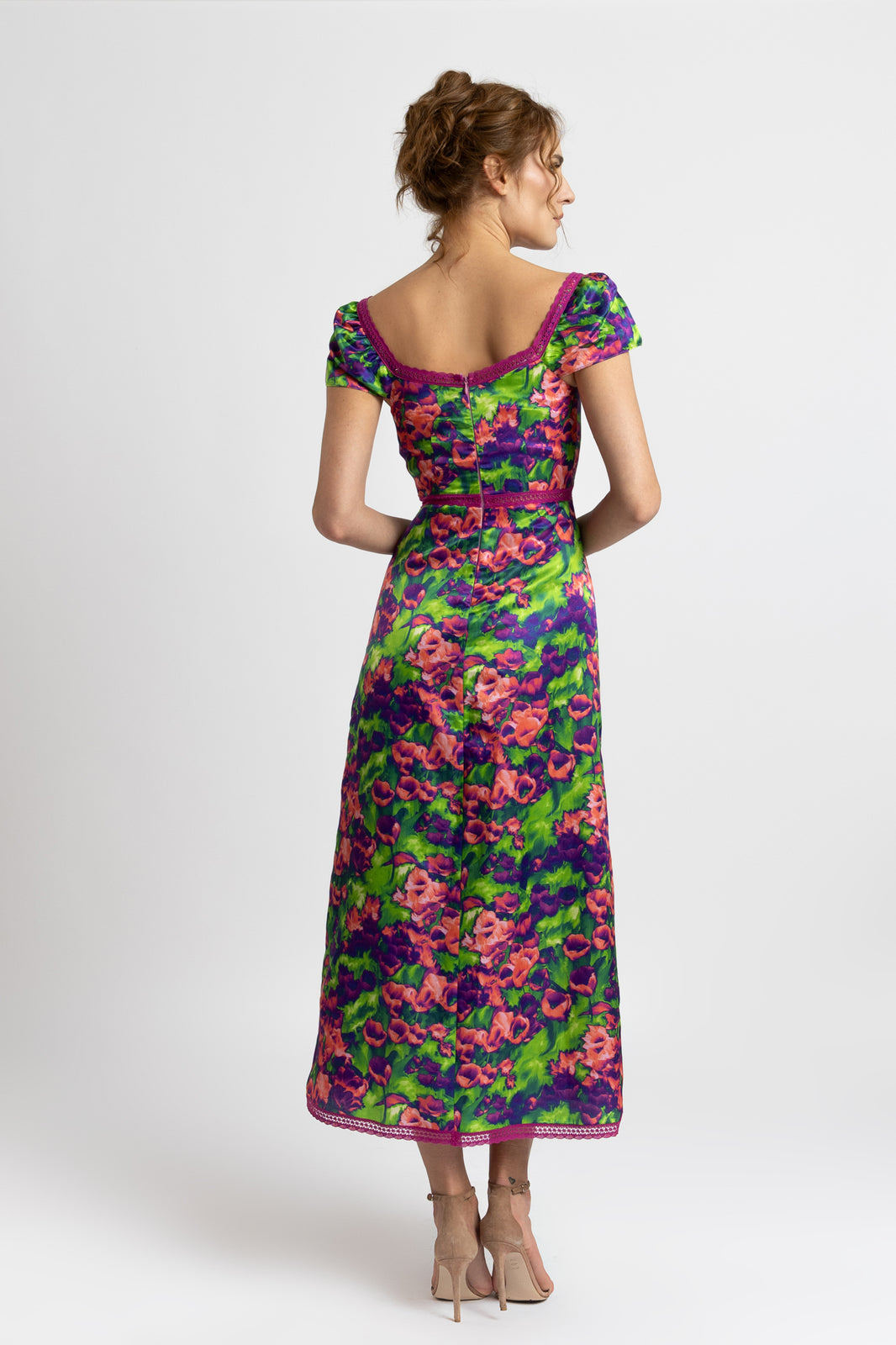 Incarca imaginea in galerie, Rochie midi din matase imprimata multicolor cu aplicatii macrame