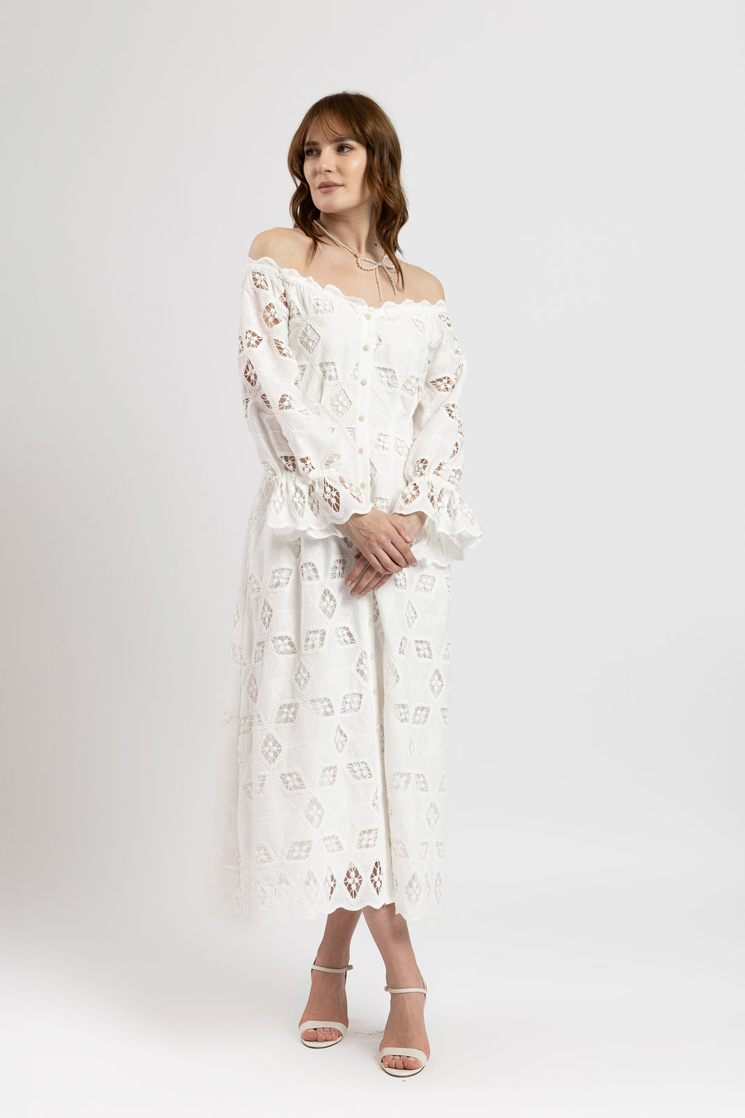 Incarca imaginea in galerie, Rochie midi cu umeri decupati din bumbac alb cu broderie sparta