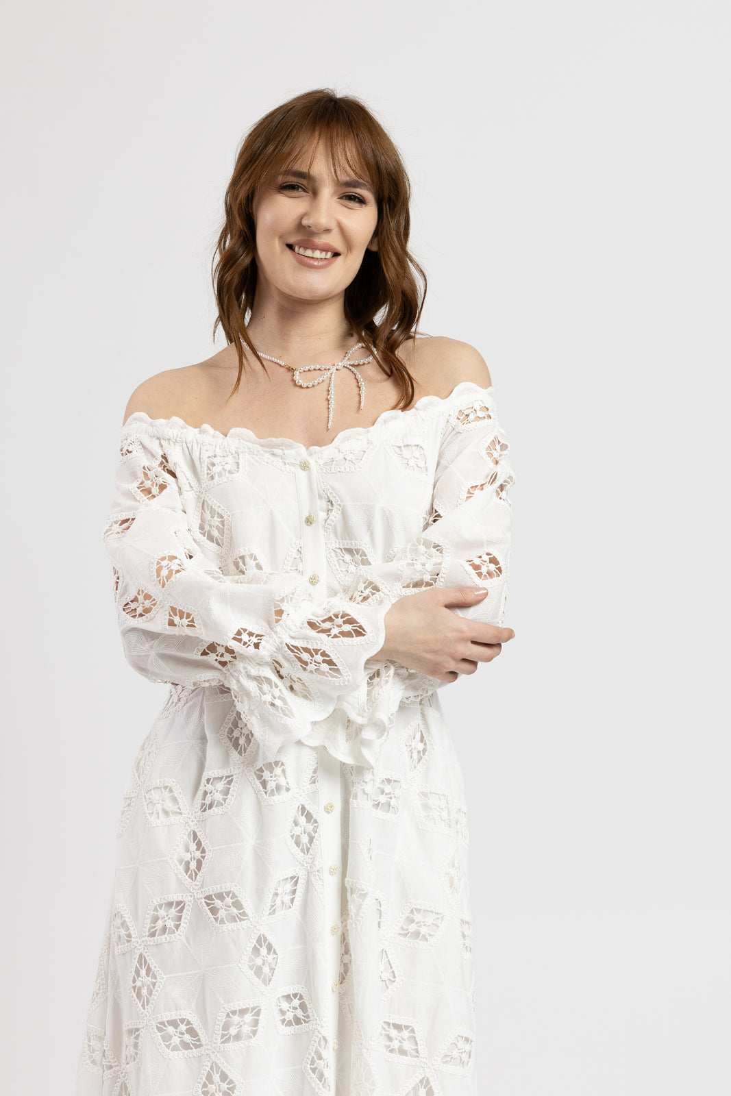 Incarca imaginea in galerie, Rochie midi cu umeri decupati din bumbac alb cu broderie sparta