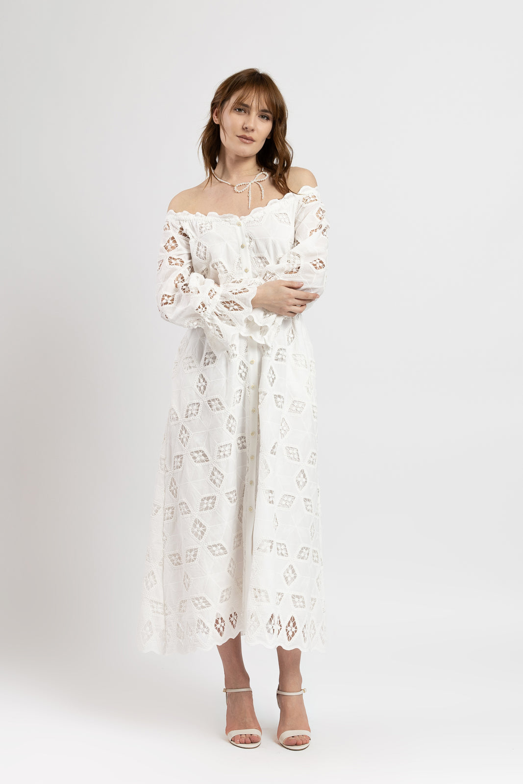 Incarca imaginea in galerie, Rochie midi cu umeri decupati din bumbac alb cu broderie sparta